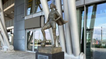 „Piłka nożna jest kobietą”: STS i PZPN odsłaniają pomnik kobiecego futbolu