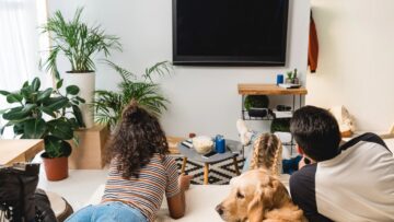 Ponad 53% Polaków ogląda telewizję każdego dnia, ale coraz trudniej jest jej docierać do odbiorców