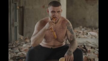 „Nie ma łatwo na straży przed obcym barachłem…”. Gromda promuje 22. galę