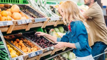 Młodzi Polacy w trybie oszczędzania: od 20 do 60% towarów kupują w promocjach [BADANIE]