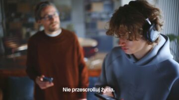 „Nie przescrolluj życia”: Fundacja Orange przypomina o relacjach offline