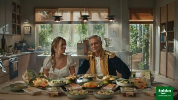 Michał Żebrowski zakłada ułański mundur do Żabki. Kampania „Obiady czwartkowe” łączy klasykę z trendami