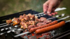 Majówka zaczyna sezon grillowy. Raport Streetcom sprawdza, czy Polacy wybierają klasykę, czy eksperymenty