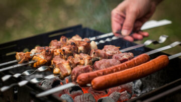 Majówka zaczyna sezon grillowy. Raport Streetcom sprawdza, czy Polacy wybierają klasykę, czy eksperymenty