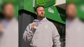 PashaBiceps zamienia streamowy viral w produkt. Fajny Wafel trafia do Żabki