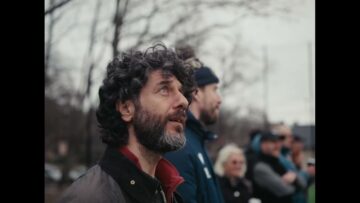 VELUX pokazuje, jak przez okno dachowe patrzeć na bliskich