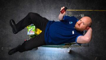 Aldi parodiuje reklamy perfum. W głównej roli pracownik Dave
