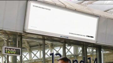 Puste billboardy STAMMA. Kampania przypomina, by nie przerywać osobom, które się jąkają