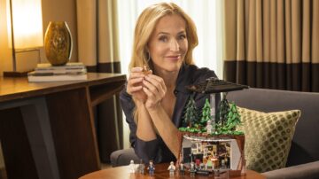Gillian Anderson ponownie otwiera Archiwum X. Tym razem prowadzi śledztwo dla LEGO