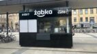 Nowa najmniejsza Żabka w Polsce. Zakupy, kawa i ciepłe przekąski prosto z okienka