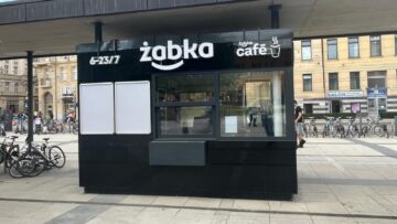 Nowa najmniejsza Żabka w Polsce. Zakupy, kawa i ciepłe przekąski prosto z okienka