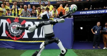 Mundial ma swojego Edwarda Warchockiego. Robot wszedł na murawę