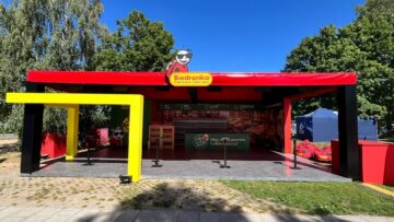 Biedronka jedzie za festiwalowiczami. Sklepy, autobusy i recyklomaty pod największymi imprezami lata