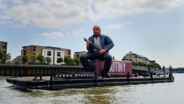Dziewięciometrowy Jason Statham przepłynął Tamizą.