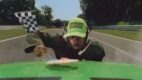Graza sprawdza, czy na masce samochodu NASCAR da się usmażyć jajko