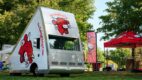 The Laughing Cow zbudowało samochód w kształcie serka. Wedgemobile ruszył w trasę po USA