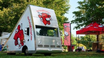 The Laughing Cow zbudowało samochód w kształcie serka. Wedgemobile ruszył w trasę po USA