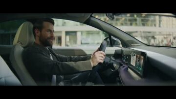 Nissan upozorował lądowanie UFO. Reklamę nowego LEAF-a nakręcono w Warszawie