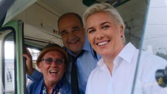 Krawczyk i Norek znów przy tramwaju. ORLEN odtworzył „Miodowe lata” z Anitą Włodarczyk