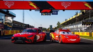 Zygzak McQueen wjeżdża do Formuły 1. Disney świętuje 20-lecie filmu „Auta”