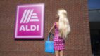 Aldi ma własną Barbie. Londyński sklep zmienił kolory na potrzeby premiery