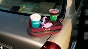 Z tacki na cztery napoje powstała torebka. McDonald’s wypuścił McCafé Tray Bag