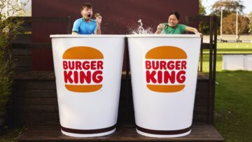 Burger King zamienił gigantyczne kubki w lodowe kąpiele dla maratończyków